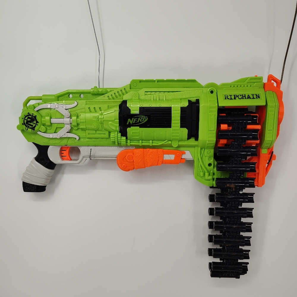Nerf Zombie Strike Ripchain Blaster - Vibrant Green and Bold Orange